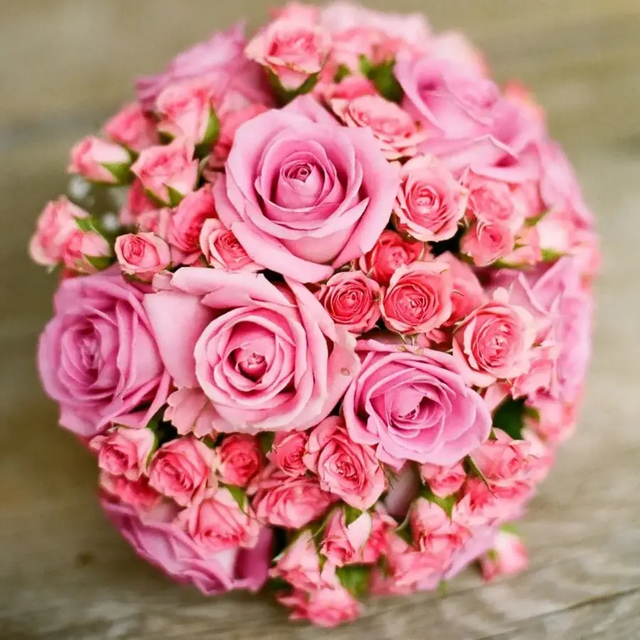 Ramo de Novia redondo con rosas de invernadero y rosas baby