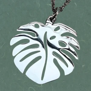 Collar de acero con dije de hoja de monstera deliciosa