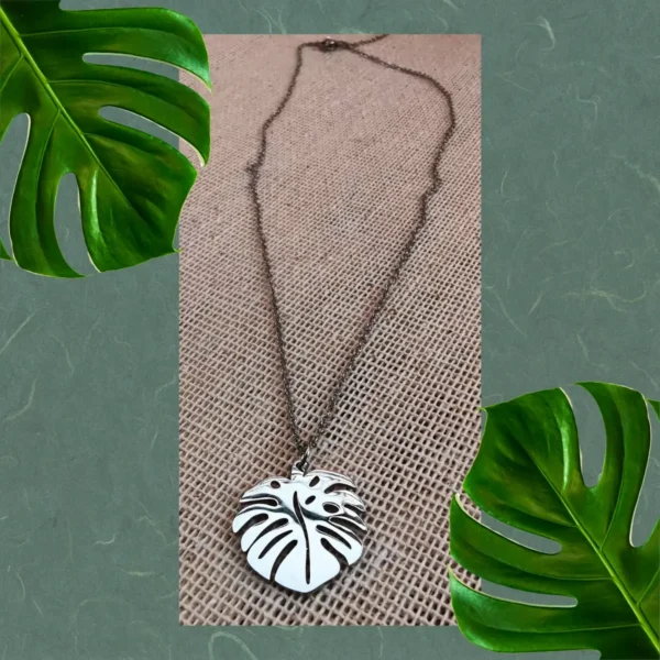 Collar de acero con dije de hoja de monstera deliciosa (Todo MX) - Imagen 2